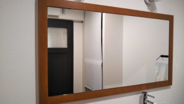 造作の洗面台と大きい鏡にこだわった洗面所