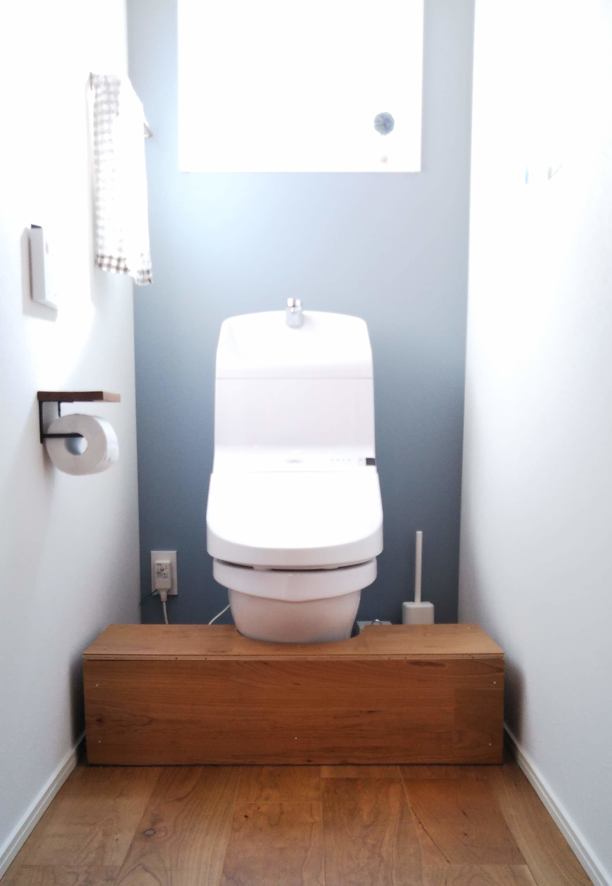 北欧カラーのクロスをアクセントにした清潔感あるトイレ